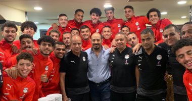 لاعبو منتخب الشباب والجهاز الفني يحتفلون بعيد ميلاد محمود جابر