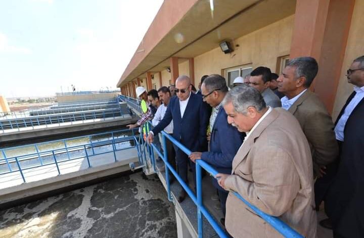 Algomhuria algdeda - وزير الإسكان يتفقد محطات تنقية مياه الشرب بمدينة العاشر من رمضان