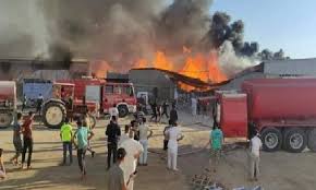 Algomhuria algdeda - إصابة 24 شخص بينهم رجال الإطفاء إثر حريق داخل مصنع في البحيرة